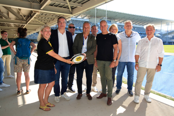 Eckart Wurzner, maire de Heidelberg, ville jumelle de Montpellier, en visite pour trois jours a notamment assisté à l’entraînement public de l’équipe des Samoa.