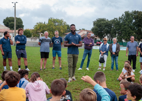 Fulgence Ouedraogo initie les enfants de Beaulieu au rugby et aux valeurs de ce sport