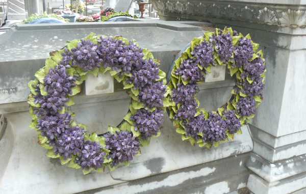 Couronnes au cimetière Saint Lazare