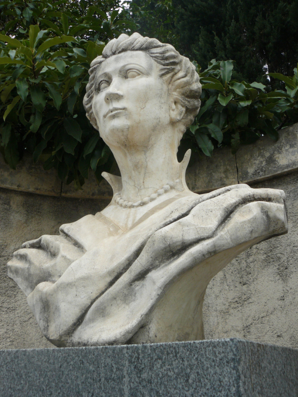 Buste de la Reine Hélène sur l'avenue Saint-Lazare