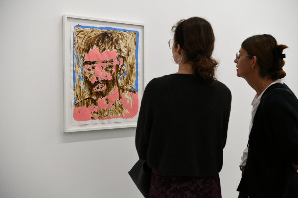 Deux personnes devant un tableau