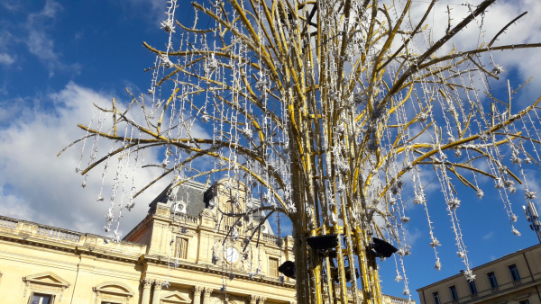 L'arbre de lumières sur la Place des Martyrs de la Résistance