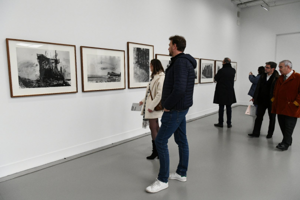 Public devant les gravures d'Huma Bhabha