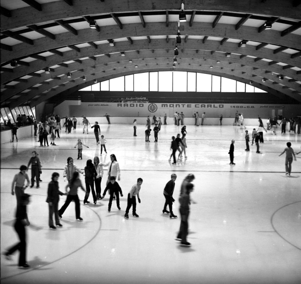 Vue intérieure de la patinoire de Lunaret, dans les années 70