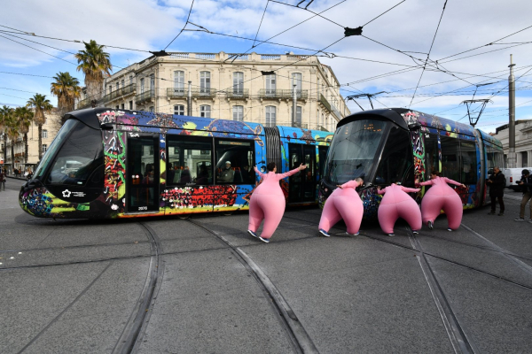 Les GONFLÉS / Véhicules et le tramway