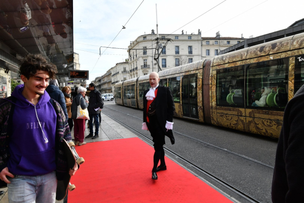 Le maître de cérémonie en costume, Calixte de Nigremont, devant le tram royal