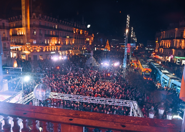 Une place de la Comédie copieusement garnie 