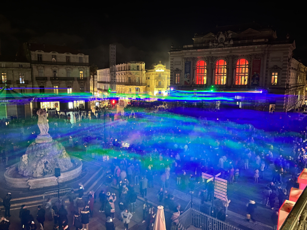 Borealis flotte sur la place de la Comédie