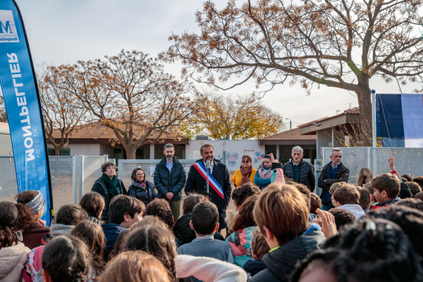 maire de montpellier et enfants de l'école