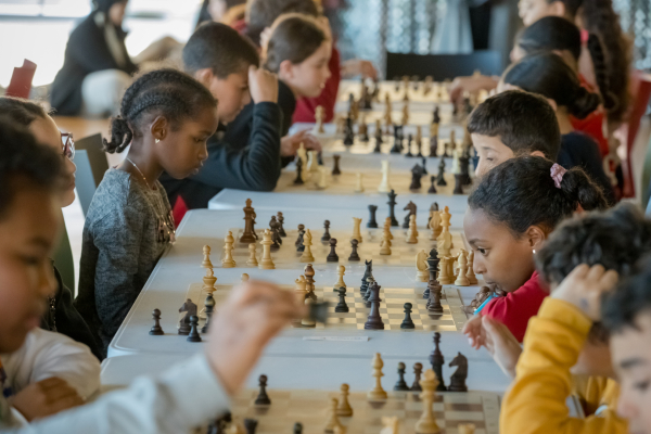 partie déchecs entre enfants