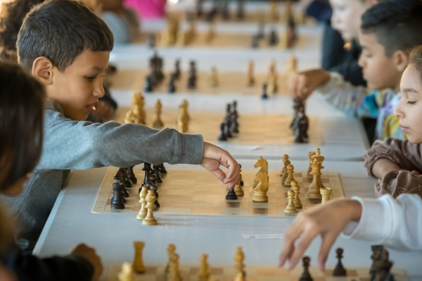 partie déchecs entre enfants