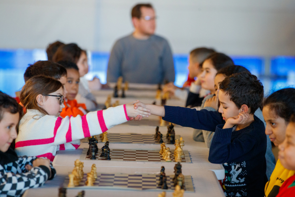 enfants, joueurs d'échec, qui se serrent la main