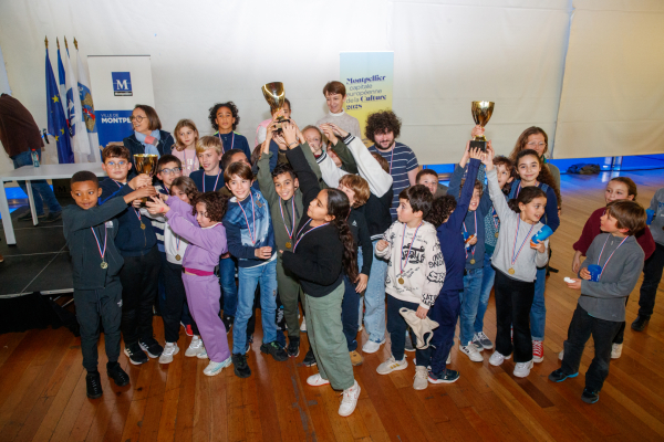 enfants avec leur coupe