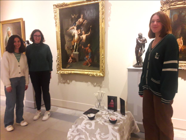 Charlotte, Emma et Ly, étudiantes du Master ICAP, ont créé le parfum "Rose de marbre", pour évoquer l'univers du tableau de Jean Raoux