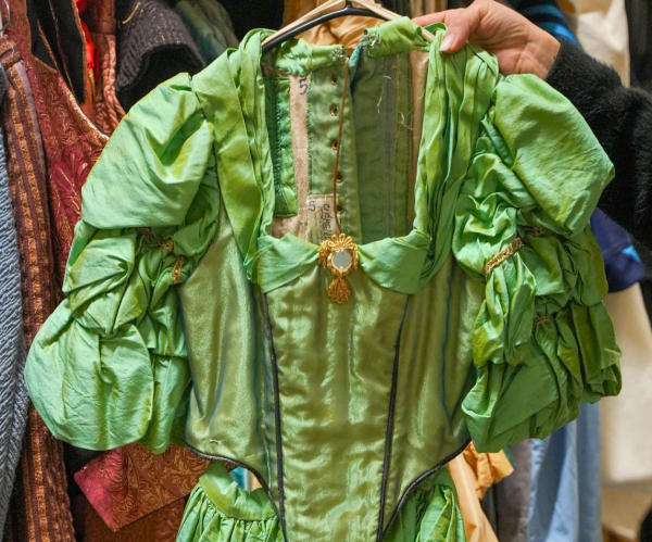 Détail de costume en tissu vert