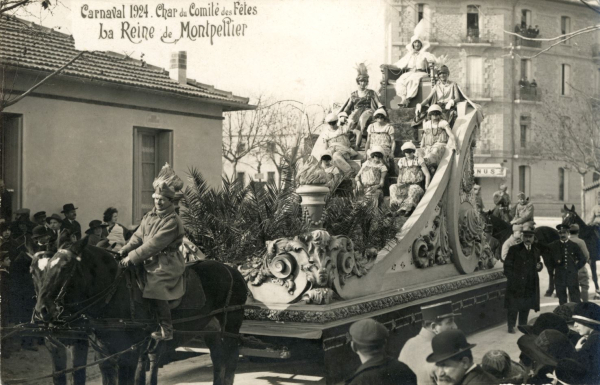 Le char du Comité des Fêtes et la Reine de Montpellier entourée de masques et dauphines