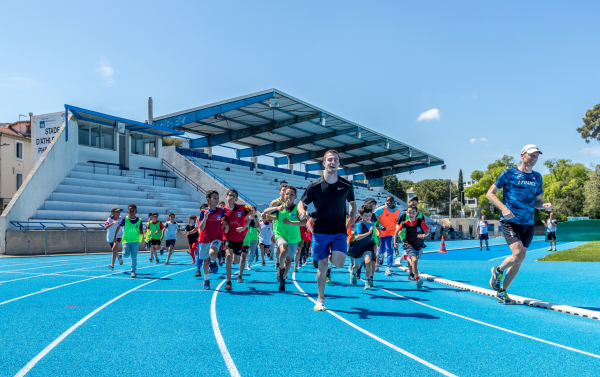 Les enfants au stade Philippidès lors des Grandes Olympiades du printemps dernier