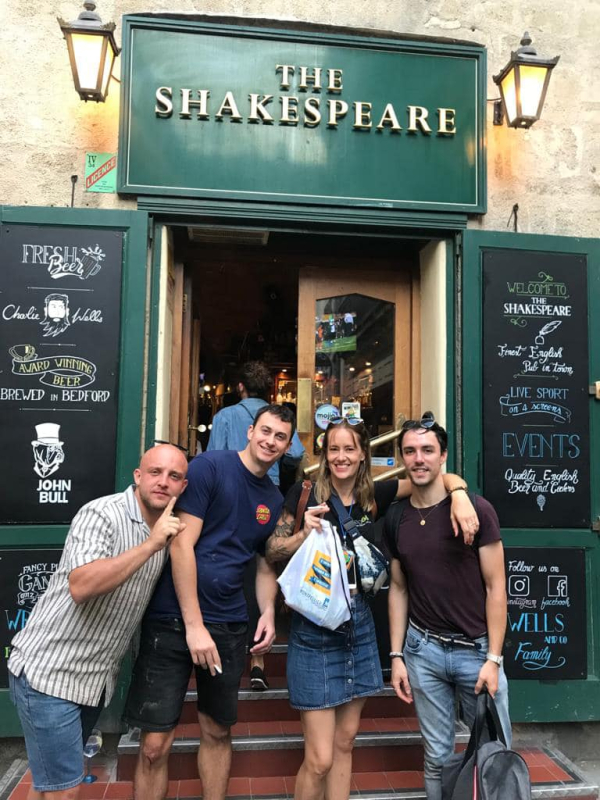 Distribution de protection de verre dans les bars de Montpellier