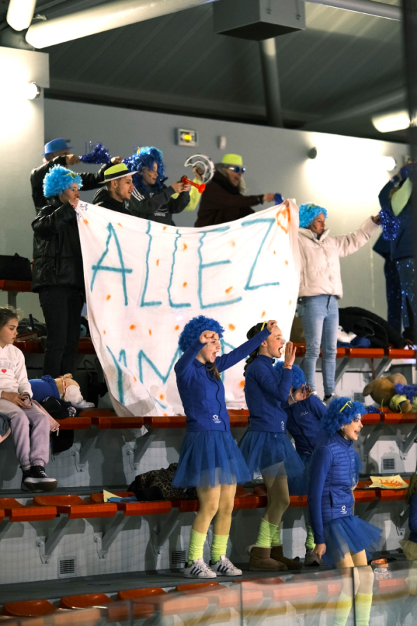 Les supporters en tribune avec les banderoles d'encouragement