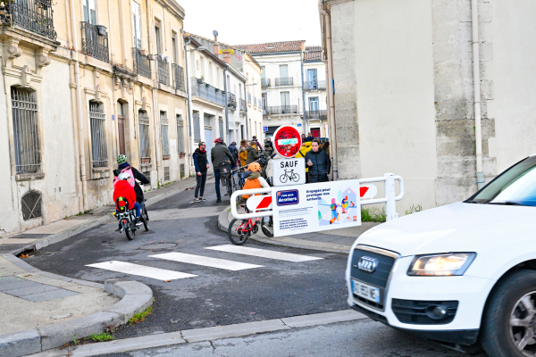 Les véhicules motorisés sont maintenus à l'écart de l'entrée de l'école