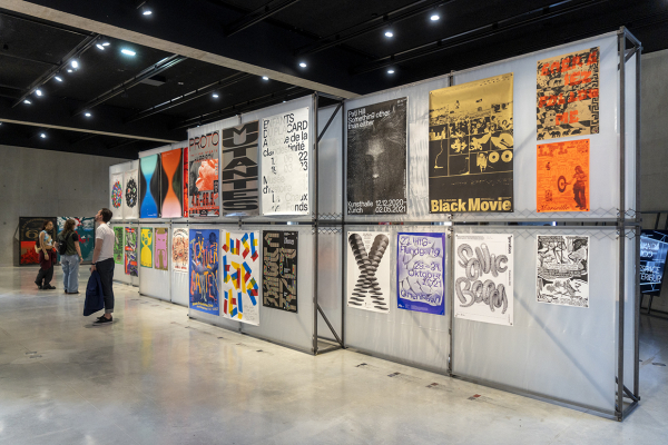 Visuel de la Biennale internationale de Design grahique Le Signe : spectateurs visitant les collections d'affiche