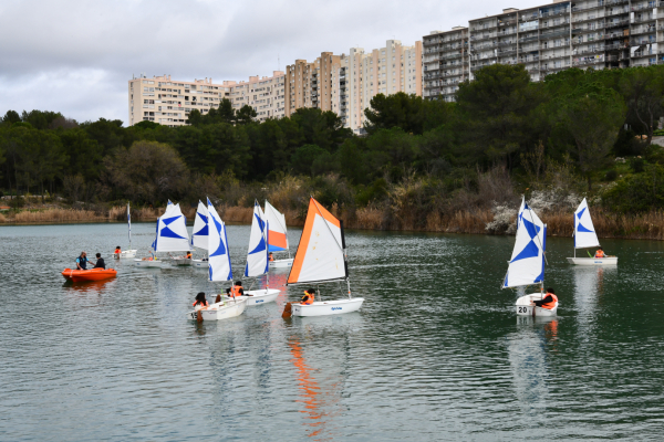 Les enfants se découvrent eux-mêmes en essayant le bateau à voile 