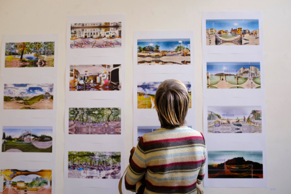 Exposition, photo d'une dame regardant des oeuvres aux murs