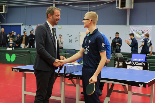 Poignée de main avec Michaël Delafosse au gymnase Alain Achille, avant une rencontre de Pro A