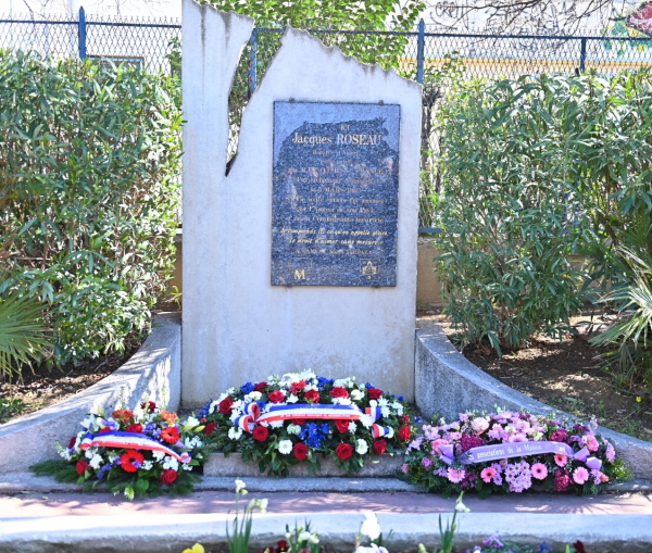La stèle du Mas Devron dédiée au souvenir de Jacques Roseau 
