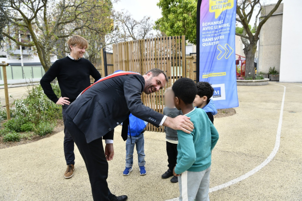 Les élèves confirment à Michaël Delafosse, maire de Montpellier et à Stéphane Jouault, son adjoint à la Nature en ville et à la Biodiversité qu'ils aiment leur nouvelle cour