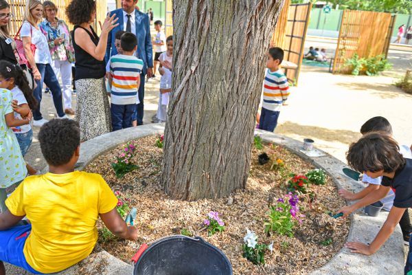 Les enfants ont participé à la plantation de trois arbres dans leur cour