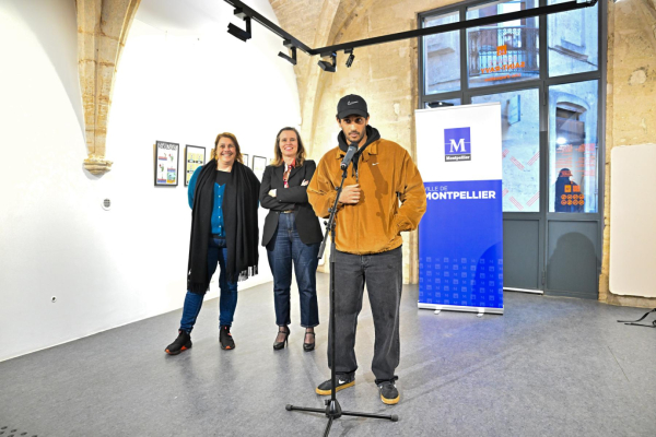 Mara en compagnie d'Agnès Robin, adjointe déléguée à la Culture, et Mylvia Houguet, adjointe à la Vie associative et aux MPT  