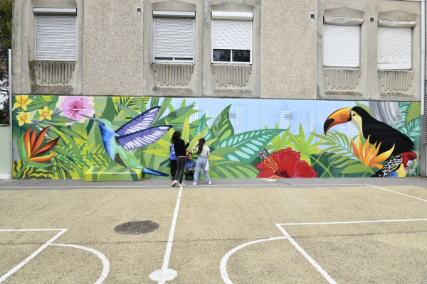 Une nouvelle fresque murale colorée habille la cour de récré 