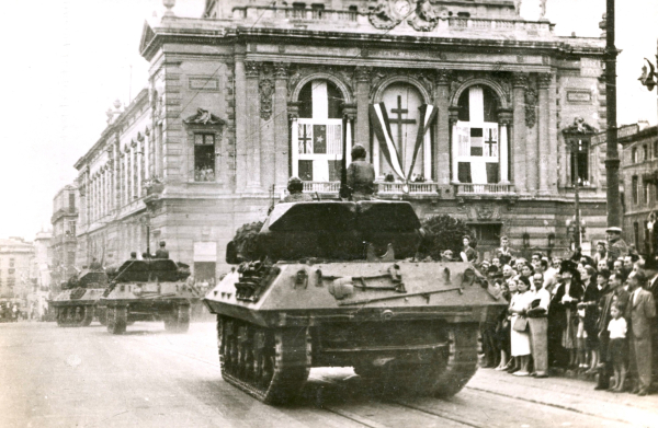 Passage des tanks sur la comédie