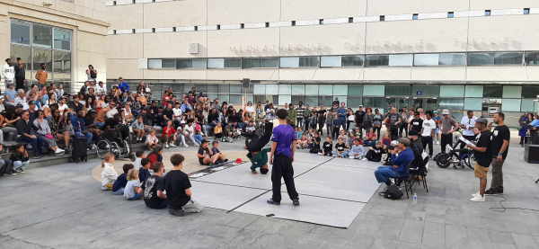 Spectacle de break dance à côté de la médiathèque Emile Zola 