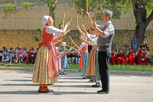 danse avec bâtons