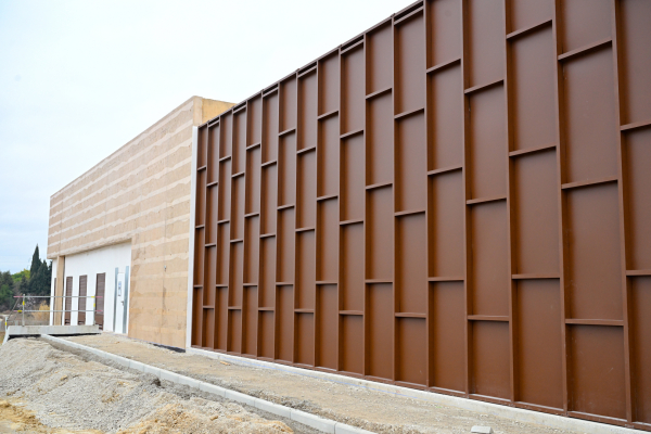 Le bâtiment a été dessiné par le cabinet COSTE Architecture