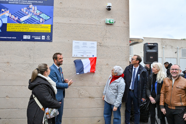 Michaël Delafosse dévoile la plaque aux côtés des élus Isabelle Touzard, Emilie Cabello, Maryse Faye et des représentants de l'Ademe et de Coste Architecture