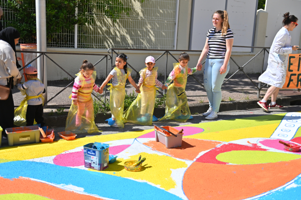 Les enfants sont fiers d'embellir les abords de leurs écoles 