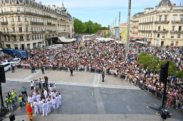 Belle affluence sur la place de la Comédie 