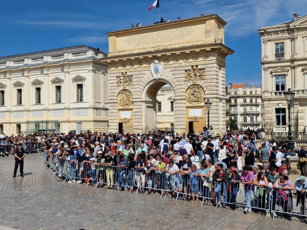 Le public en masse au pied de l'arc de Triomphe 