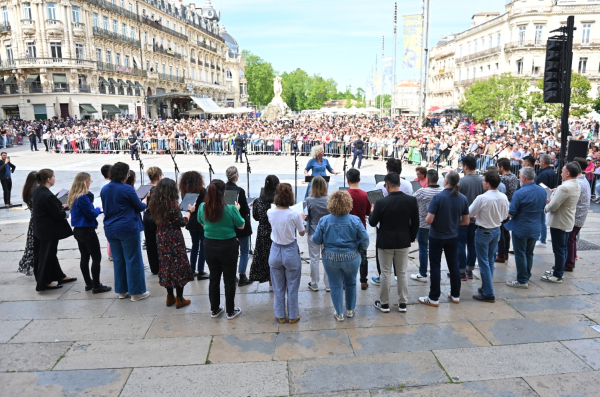 Le chœur de l’opéra de l’Orchestre National de Montpellier sur la Comédie