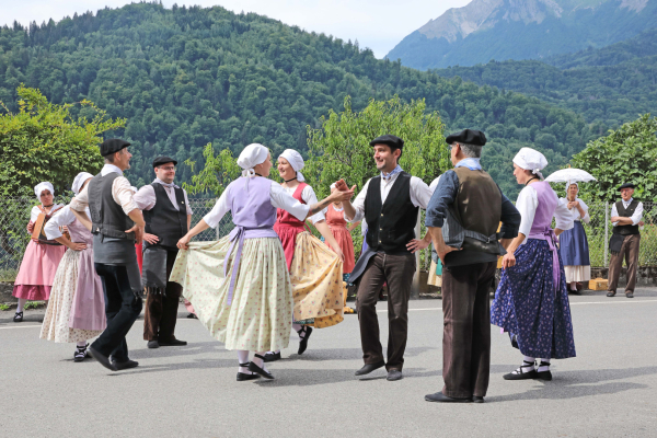 Danseurs en habits de vendanges