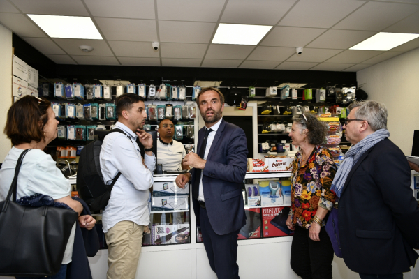 Le maire visite la boutique "Phone services" de Salah Imeloui