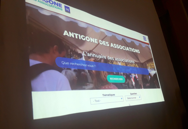 Projection sur écran de la page d'accueil de l'annuaire des associations