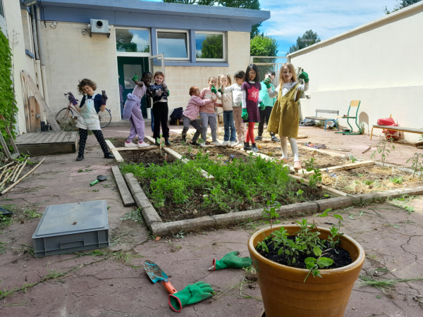 Les enfants ont pris soin de leur jardin tout au long du projet