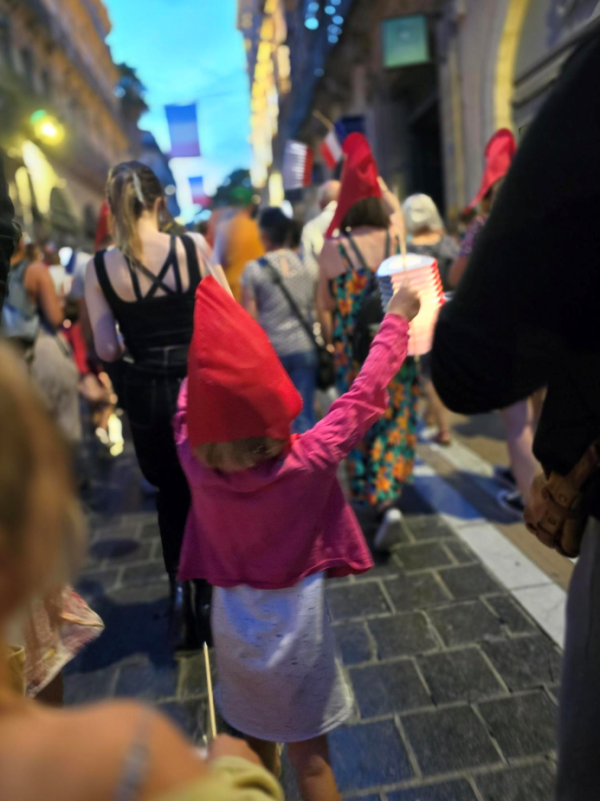 Une distribution de flambeaux rassemblant 2000 enfants qui ont porté avec joie et fierté lampions tricolores et bonnets phrygiens. Le 13 juillet 2024 