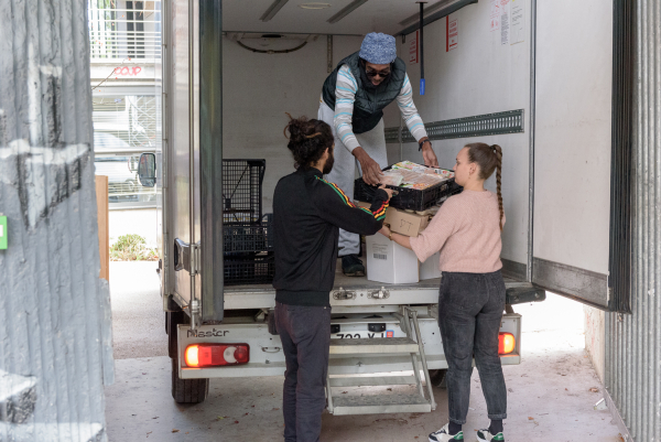 Déchargement de camion d'aide alimentaire