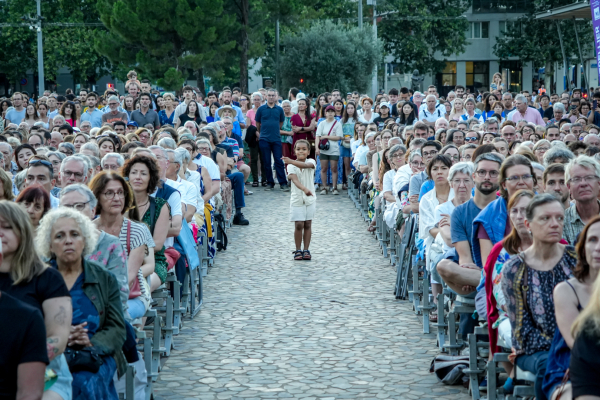 Les spectateurs sont venus nombreux pour le concert de l'Orchestre national Montpellier Occitanie, sur le parvis de l'Hôtel de Ville, le 14 juillet 2024 