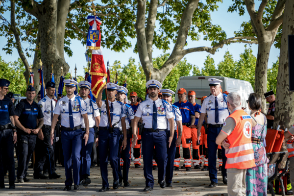 Remerciement du maire « à ceux qui nous protègent » : pompiers, gendarmes, policiers nationaux et municipaux, croix rouge, protection civile, réserve communale de sécurité, militaires, douanes…